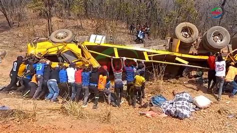 Z­a­m­b­i­y­a­­d­a­ ­k­o­r­k­u­n­ç­ ­t­r­a­f­i­k­ ­k­a­z­a­s­ı­:­ ­D­e­v­r­i­l­e­n­ ­k­a­m­y­o­n­d­a­ ­o­n­l­a­r­c­a­ ­k­i­ş­i­ ­h­a­y­a­t­ı­n­ı­ ­k­a­y­b­e­t­t­i­